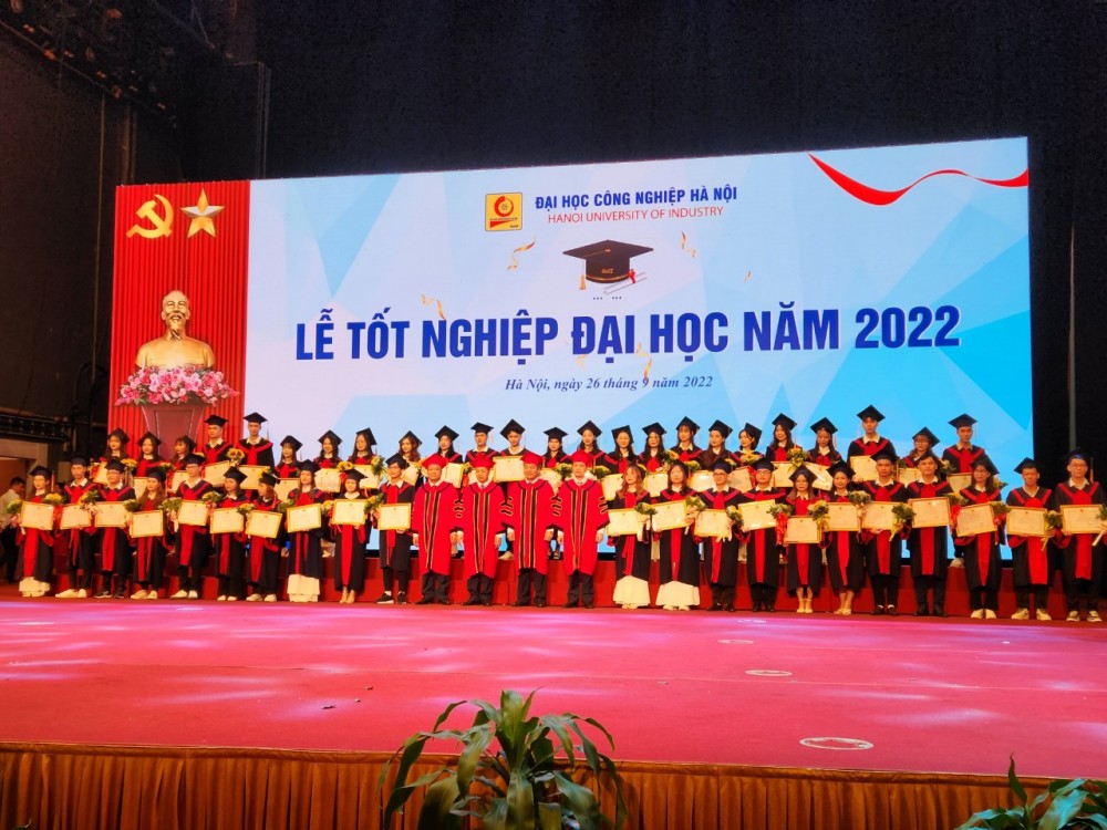 Trường Đại học Công nghiệp Hà Nội tổ chức lễ tốt nghiệp và trao bằng đại học năm 2022