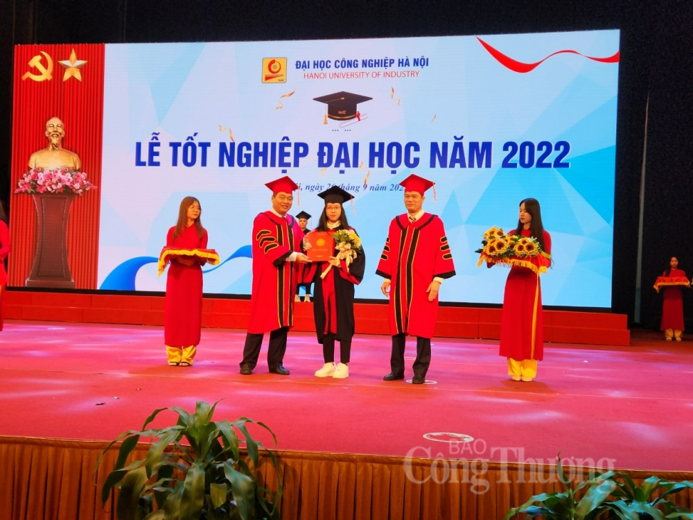 Trường Đại học Công nghiệp Hà Nội tổ chức lễ tốt nghiệp và trao bằng đại học năm 2022