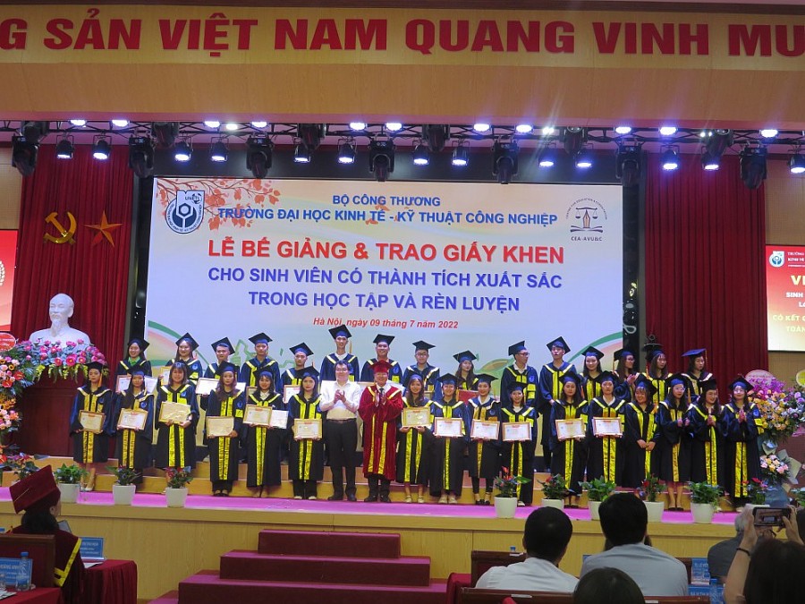 Trường Đại học Kinh tế - Kỹ thuật Công nghiệp: Đón nhận thêm hai Giấy chứng nhận kiểm định chất lượng chương trình đào tạo