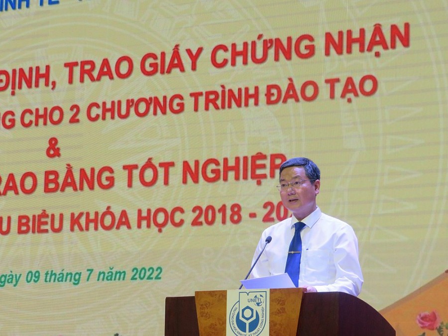 Trường Đại học Kinh tế - Kỹ thuật Công nghiệp: Đón nhận thêm hai Giấy chứng nhận kiểm định chất lượng chương trình đào tạo