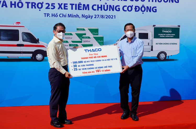 THACO trao tặng TPHCM 30 xe cứu thương và vật dụng y tế trị giá hơn 131 tỷ đồng