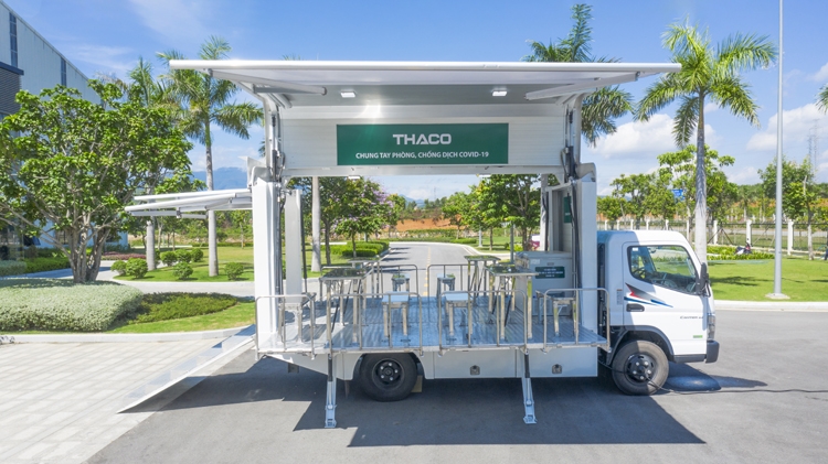 THACO trao tặng TPHCM 30 xe cứu thương và vật dụng y tế trị giá hơn 131 tỷ đồng