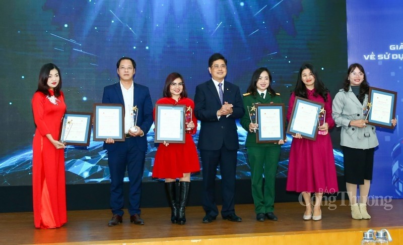 Đại diện Báo Công Thương (đứng thứ 2 từ trái sang) nhận giải B Giải Báo chí tuyên truyền về sử dụng năng lượng tiết kiệm và hiệu quả năm 2022