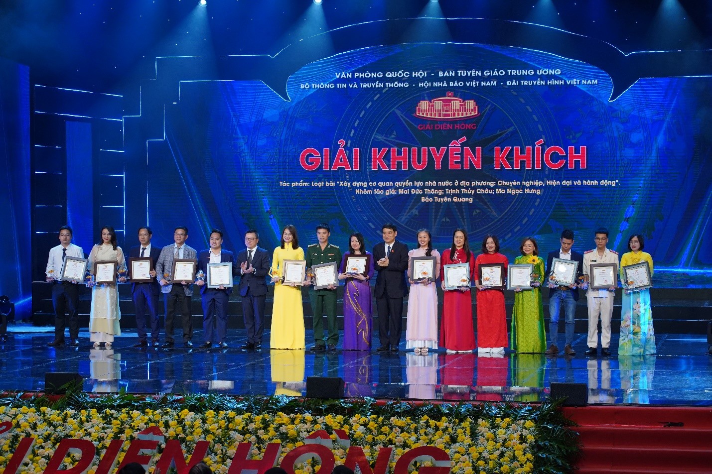 Đại diện nhóm tác giả của Báo Công Thương (thứ ba từ trái sang) nhận Giải Khuyến khích Giải Diên Hồng lần thứ nhất