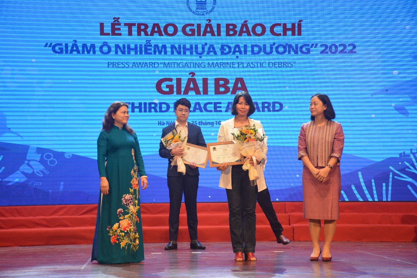 Tác giả Trần Thị Hường (Báo Công Thương) nhận Giải Ba Giải báo chí Giảm ô nhiễm nhựa đại dương năm 2022
