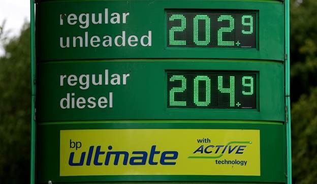 Giá xăng và dầu diesel tăng lên được nhìn thấy trên bảng hiển thị tại một trạm đổ xăng ở Staffordshire, Anh (nguồn: Reuters)