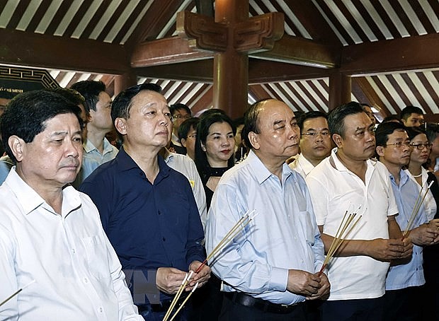 Chủ tịch nước Nguyễn Xuân Phúc và các đại biểu dâng hương tưởng niệm Bác Hồ