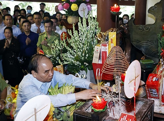 Chủ tịch nước Nguyễn Xuân Phúc và các đại biểu dâng hương tưởng niệm Bác Hồ