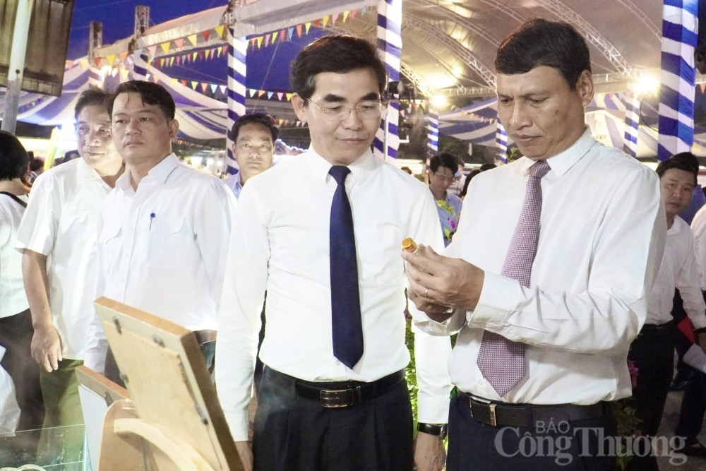 Ông Hồ Kỳ Minh (bên phải) - Phó Chủ tịch thường trực UBND TP Đà Nẵng tham quan gian hàng tại Hội chợ.