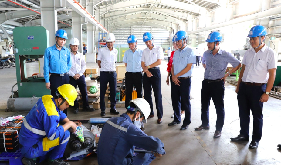 Tổng Liên đoàn lao động Việt Nam thăm, tặng quà người lao động Công ty Nhiệt điện Nghi Sơn