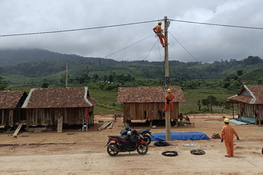 Điện lực Kbang hỗ trợ kéo điện sinh hoạt cho dân làng Kon Bông