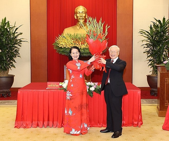 Chủ tịch Hội Chữ thập Đỏ Việt Nam Bùi Thị Hòa tặng hoa chúc mừng Tổng Bí thư Nguyễn Phú Trọng