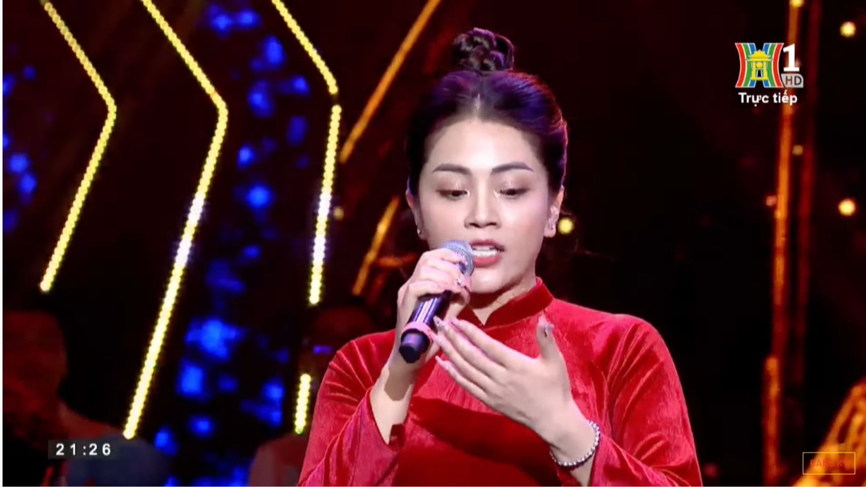 Ca sĩ Khánh Thy lên tiếng xin lỗi vì sự cố trên sóng truyền hình trực tiếp