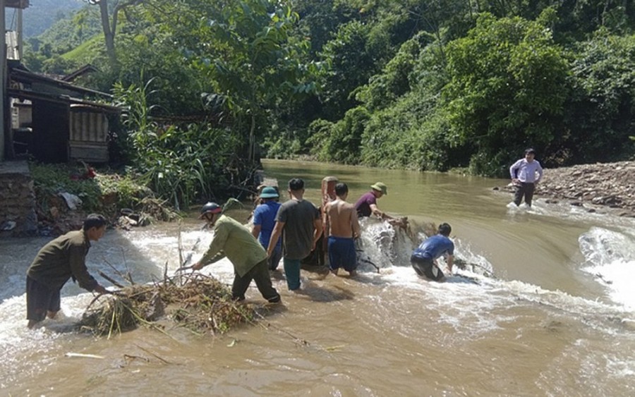 Nhiều huyện miền núi Nghệ An bị chia cắt, sơ tán dân vì mưa lũ