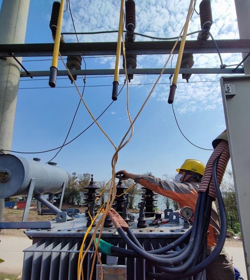 Công nhân đội QLVH lưới điện cao thế Hà Nam bảo trì TBA