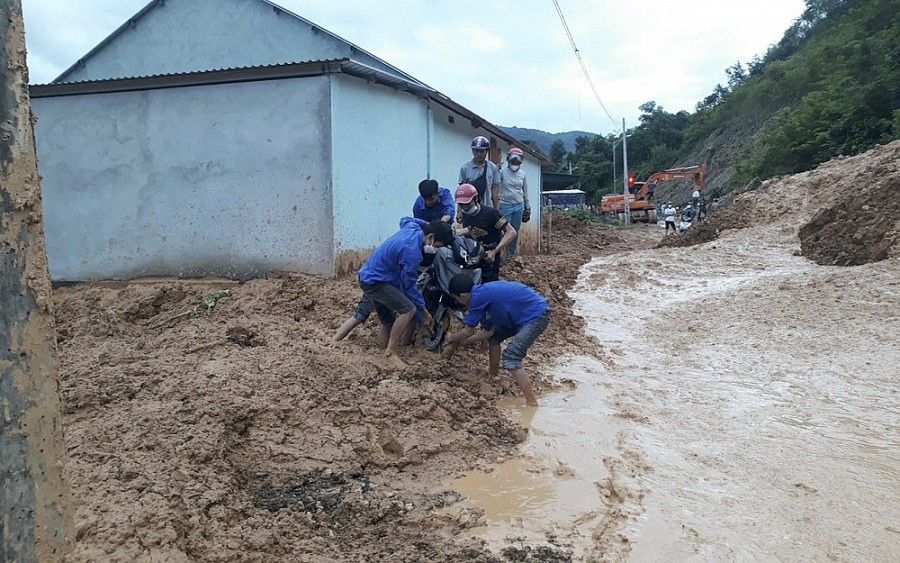 Nghệ An: Xuất hiện vết nứt dài hàng trăm mét, di dời khẩn cấp 52 hộ dân