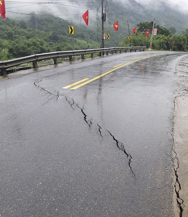 Nghệ An: Xuất hiện vết nứt dài hàng trăm mét, di dời khẩn cấp 52 hộ dân