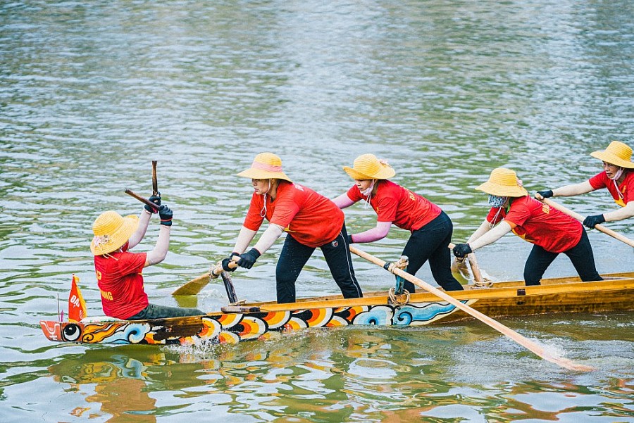 Ðộc đáo lễ hội đua thuyền trên quê hương Đại tướng