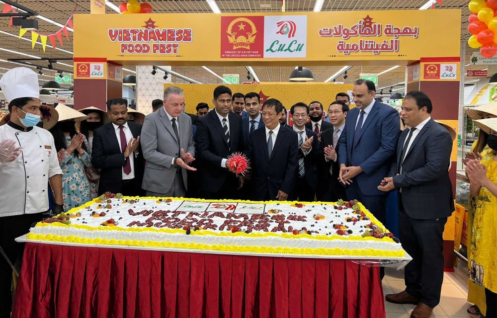 Đại sứ Nguyễn Mạnh Tuấn và các đại biểu khai mạc Lễ hội quảng bá nông sản và thực phẩm Việt Nam tại hệ thống siêu thị Lulu