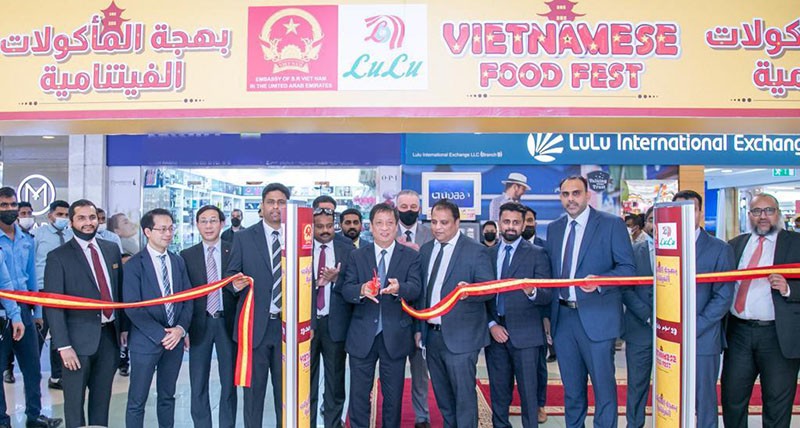 Đại sứ Nguyễn Mạnh Tuấn và các đại biểu cắt băng khai trương Tuần lễ Vietnamese Food Fest tại siêu thị Lulu, UAE