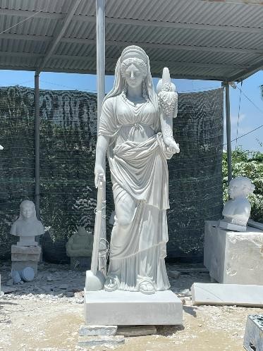 Tượng đá cô gái châu Âu - sản phẩm mới, độc đáo của du lịch Ninh Bình Tượng đá cô gái châu Âu - sản phẩm mới, độc đáo của du lịch Ninh Bình