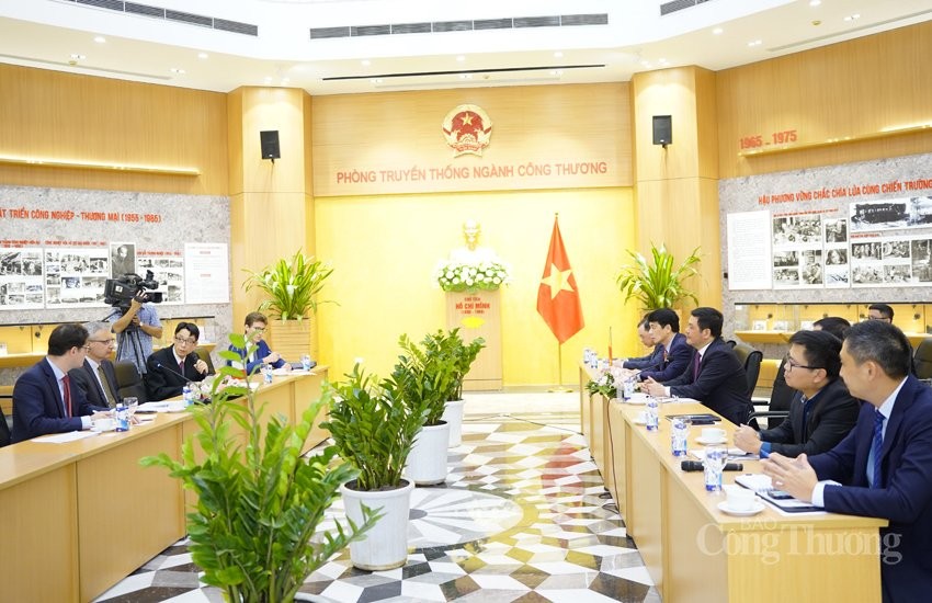 Bộ trưởng Nguyễn Hồng Diên tiếp xã giao Đại sứ Pháp tại Việt Nam