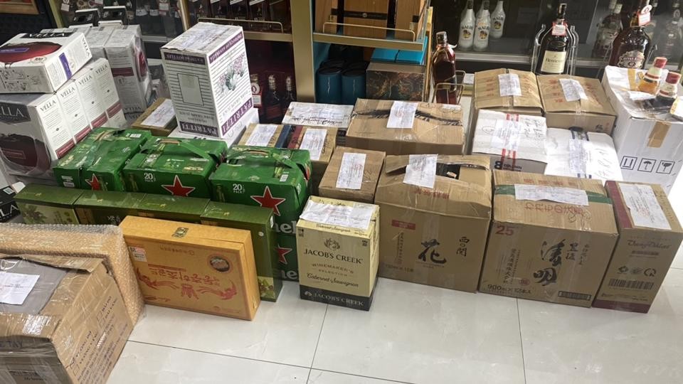 Đồng Nai phát hiện hộ kinh doanh 115 chai rượu ngoại không có nhãn mác phụ