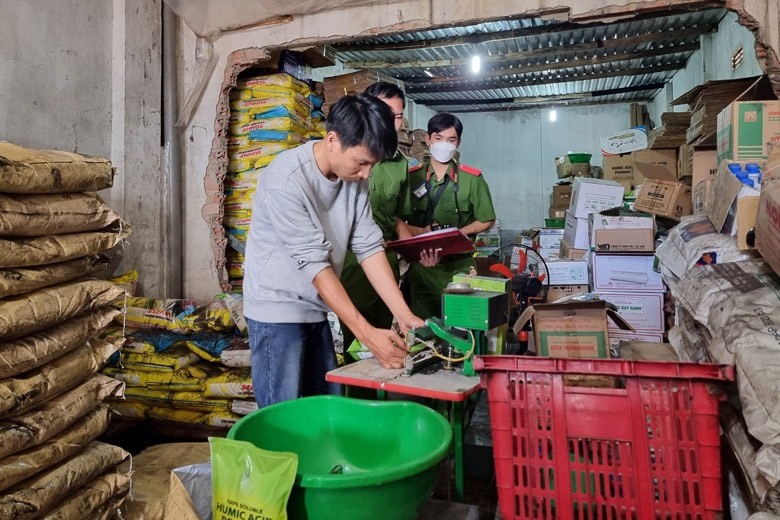 Kho hàng của Công ty TNHH Voi Con Đà Lạt thời điểm bị bắt quả tang gian lận xuất xứ phân bón. Ảnh Công an tỉnh Lâm Đồng.