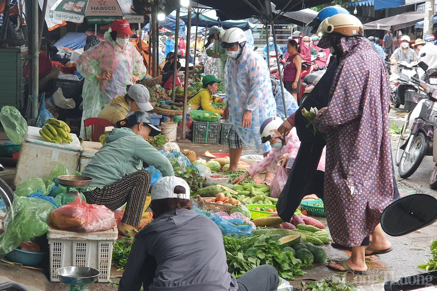 Đà Nẵng: Tiểu thương các chợ đóng quầy chống bão số 4, siêu thị hàng hóa tràn đầy