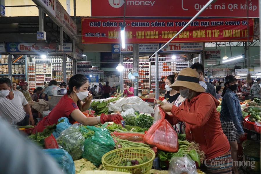 Đà Nẵng: Tiểu thương các chợ đóng quầy chống bão số 4, siêu thị hàng hóa tràn đầy