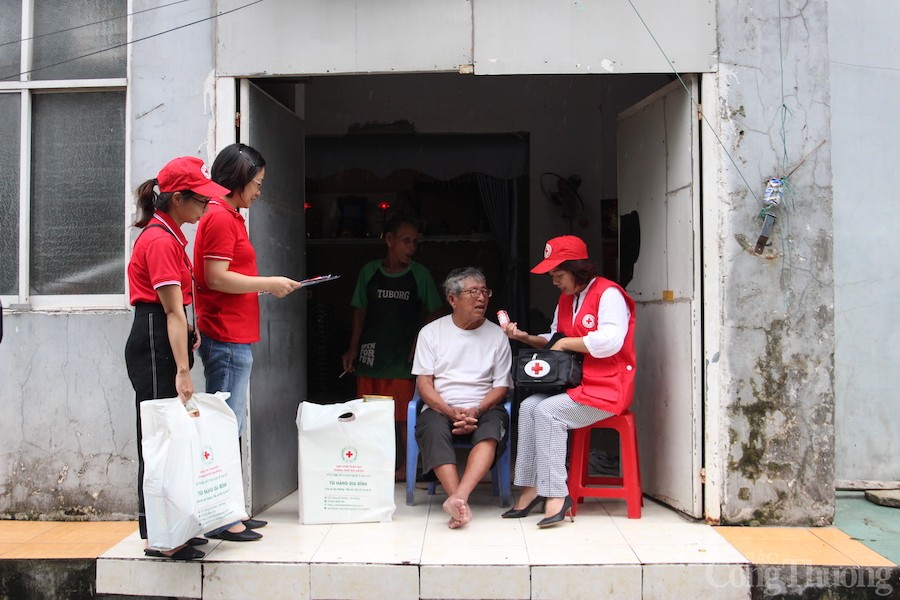 Đà Nẵng: Trao 1.600 áo phao, túi sơ cứu, túi hàng cho người dân trước bão số 4