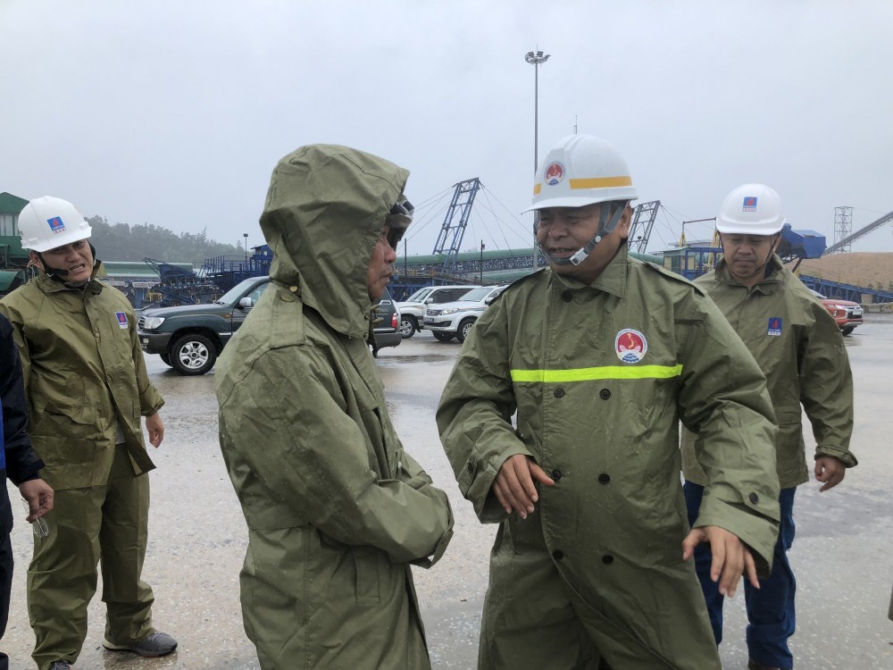 Phó trưởng Ban chỉ huy quốc gia về phòng chống thiên tai kiểm tra công tác ứng phó bão số 4 tại Quảng Ngãi