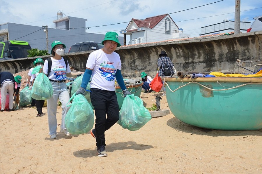 C.P. Việt Nam thu gom rác thải biển bảo vệ môi trường bền vững
