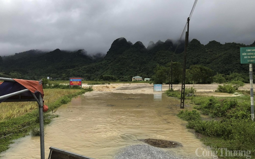 Mưa lớn kéo dài, nhiều nơi ở Nghệ An bị ngập lụt, các huyện miền núi bị chia cắt