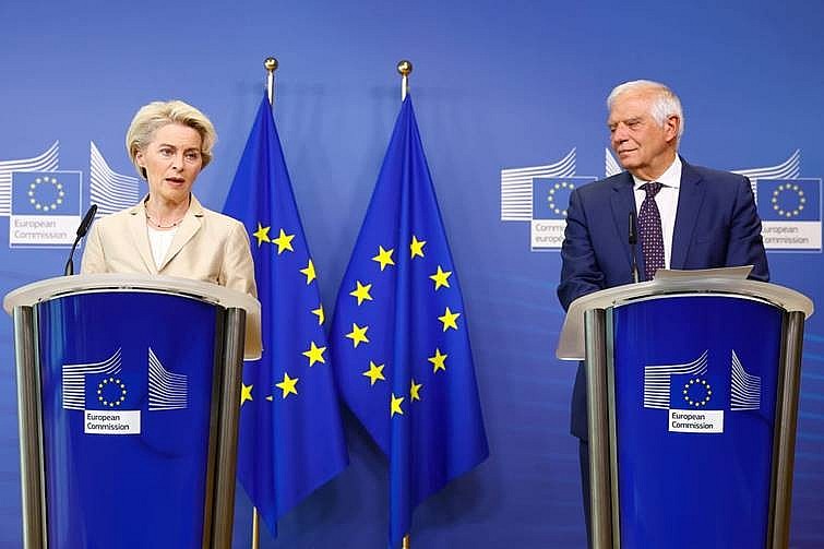 Chủ tịch Ủy ban châu Âu Ursula von der Leyen và người đứng đầu các vấn đề đối ngoại của EU Josep Borrell