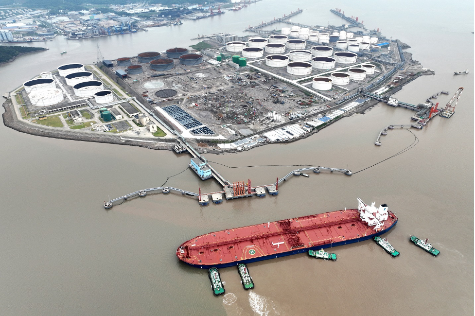 Các tàu lai dắt giúp tàu chở dầu thô cập bến ở tỉnh Chiết Giang, Trung Quốc (nguồn: Reuters)