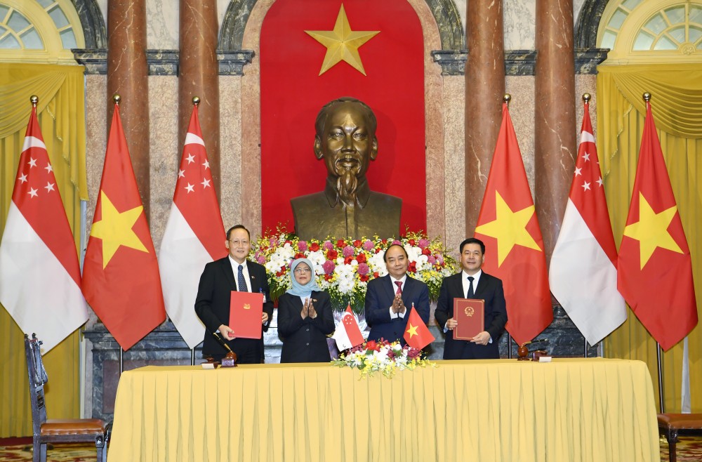 Chủ tịch nước Nguyễn Xuân Phúc và Tổng thống Singapore Halimah Yacob chứng kiến lễ ký Bản ghi nhớ Bộ Công Thương Việt Nam và Bộ Thương mại và Công nghiệp Singapore về hợp tác năng lượng