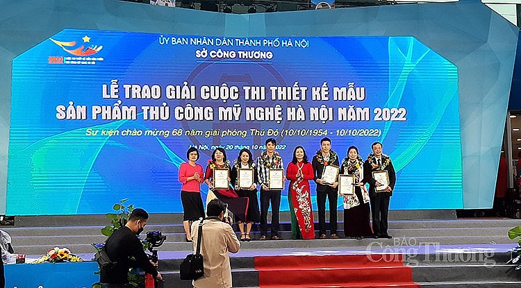 Trao giải nhất cho các nghệ nhân làng nghề tham dự cuộc thi Thiết kế mẫu sản phẩm thủ công mỹ nghệ Hà Nội 2022