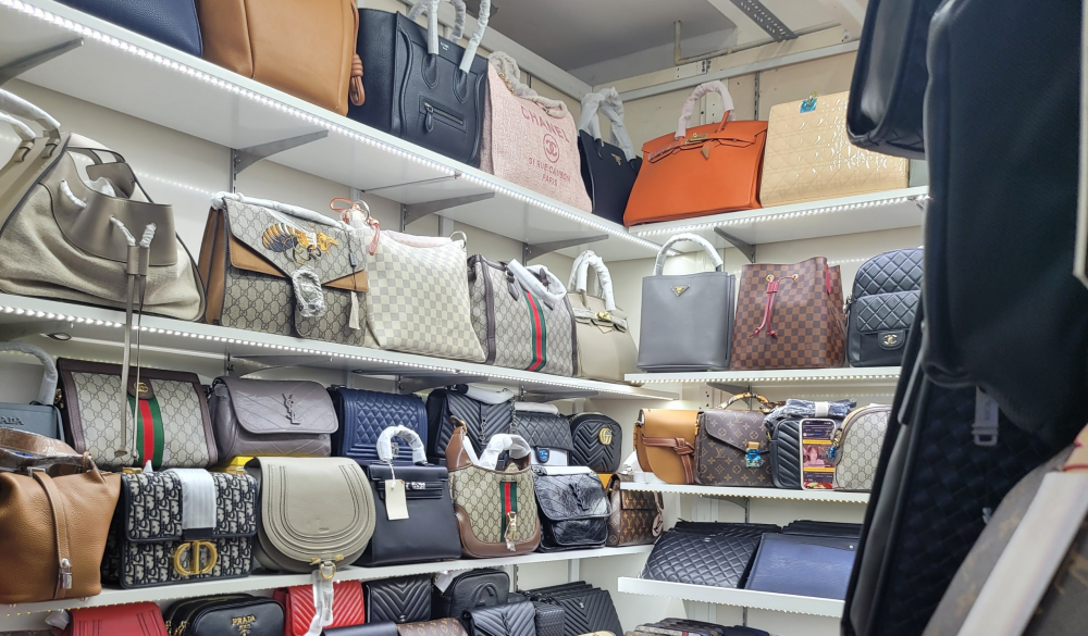 Hàng giả bán giữa Trung tâm mua sắm Saigon Square: Vì sao QLTT “bó tay”?