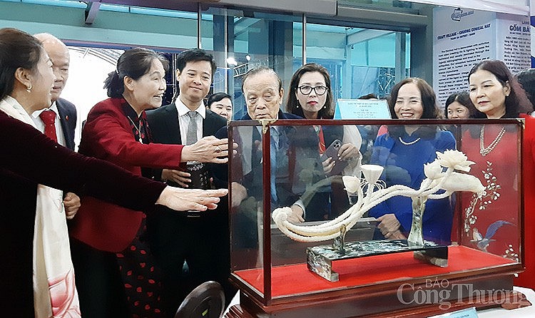 Các đại biểu đang xem tác phẩm “Cành sen như ý” đã đạt giải nhất Cuộc thi thiết kế mẫu sản phẩm thủ công mỹ nghệ Hà Nội 2022 nhóm sản phẩm khảm trai, sừng, gỗ mỹ nghệ.