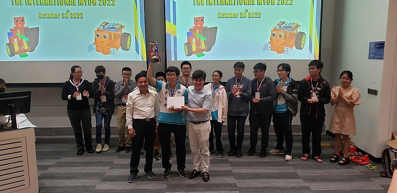 Học sinh Việt đạt giải vô địch cuộc thi lập trình robot tại Singapore