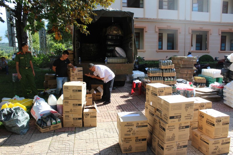 Phòng Cảnh sát kinh tế Công an tỉnh Đắk Nông vừa triệt phá 1 nhóm đối tượng sản xuất, buôn bán nhớt giả, đồng thời thu giữ hơn 1.000 chai nhớt giả nhãn hiệu.