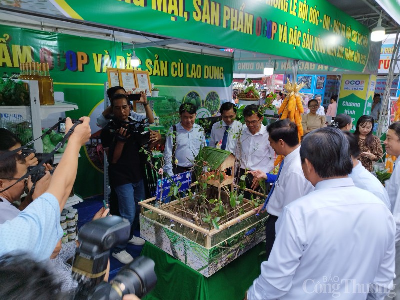 Khai mạc hội chợ Xúc tiến thương mại sản phẩm OCOP và đặc sản vùng miền Sóc Trăng năm 2022