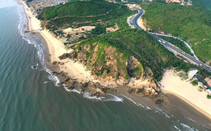 Biển Đá Nhảy, huyện Bố Trạch, nơi có quỹ đất ven biển dồi dào, cảnh quan thiên nhiên trù phú