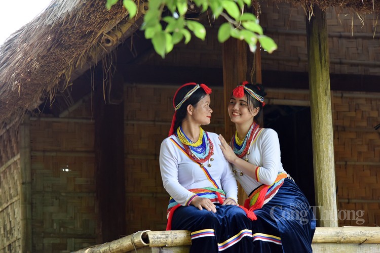Trang phục truyền thống dân tộc Cor: Sáng tạo, thẩm mỹ và gần gũi với thiên nhiên