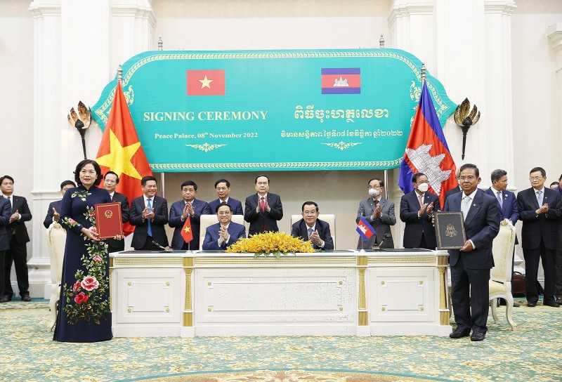 Thủ tướng Phạm Minh Chính và Thủ tướng Hun Sen chứng kiến lễ ký kết 11 văn kiện quan trọng