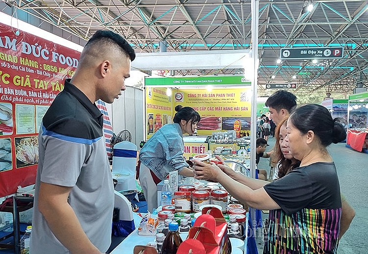 Người tiêu dùng Thủ đô Hà Nội tham quan, mua sắm sản phẩm