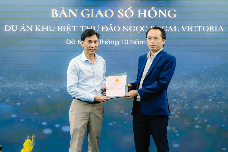 Dấu ấn Regal Legend: Từ pháp lý hoàn thiện đến giấc mơ kiến tạo Las Vegas mới tại Quảng Bình Khách hàng bày tỏ niềm vui trong ngày nhận sổ hồng villa compound Regal Victoria chỉ sau 8 tháng