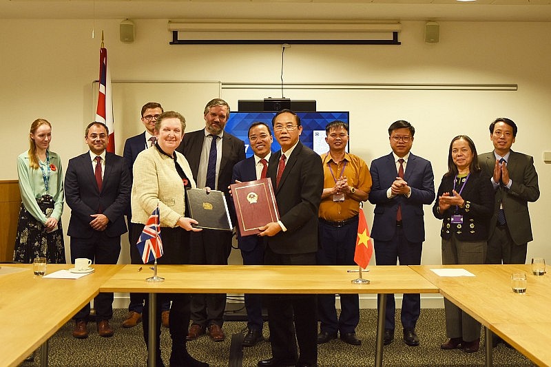 Thứ trưởng Phùng Đức Tiến ký kết thỏa thuận hợp tác với đại diện Bộ Môi trường, Thực phẩm và Các vấn đề nông thôn Liên hiệp Vương quốc Anh. Ảnh: NT.