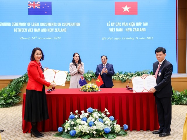 Thủ tướng Phạm Minh Chính và Thủ tướng New Zealand Jacinda Ardern chứng kiến lễ ký Thỏa thuận hợp tác giáo dục giữa Bộ Giao thông vận tải Việt Nam và Bộ Giao thông vận tải New Zealand về hợp tác hàng không dân dụng